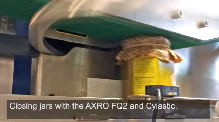 wiązanie kapturków na słoikach sznurkiem elastycznym Cylastic wiązarka AXRO